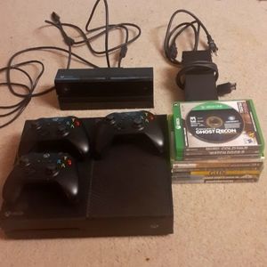 XBOX ONE + 3 CONTORLLERS + GAMES + KINECT full set all cords included